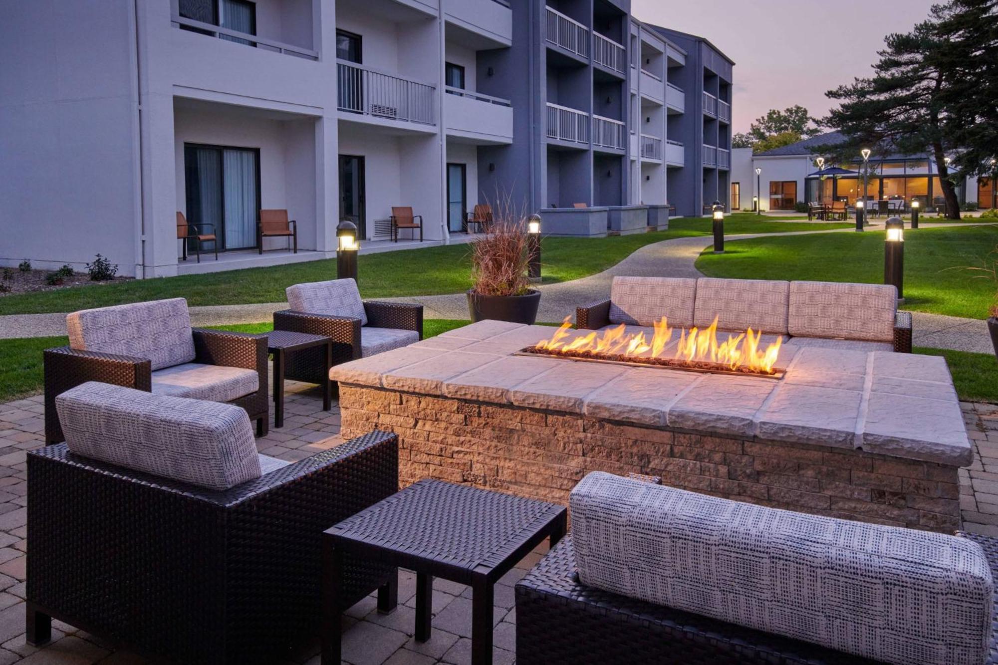 Courtyard Chicago Highland Park/Northbrook Hotel Exterior photo