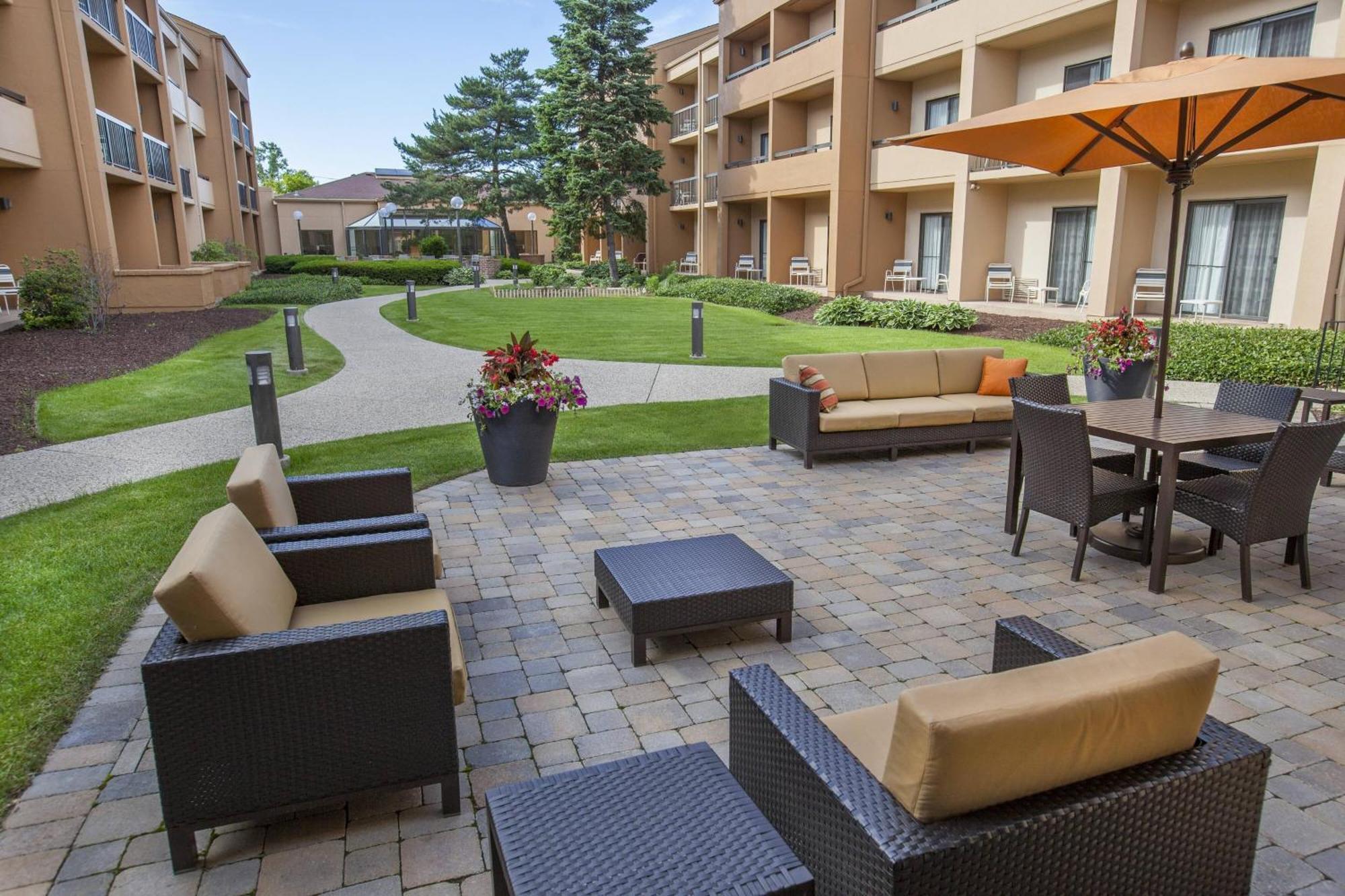 Courtyard Chicago Highland Park/Northbrook Hotel Exterior photo