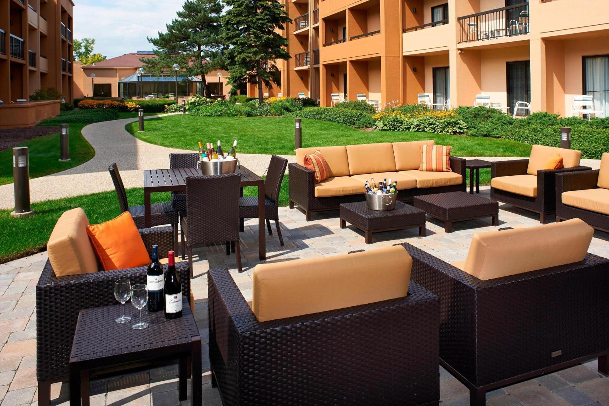 Courtyard Chicago Highland Park/Northbrook Hotel Exterior photo